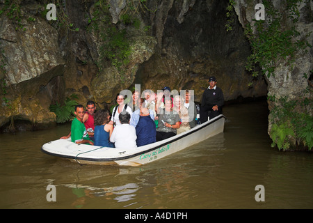 Les touristes en bateau, Cueva del Indio, grottes, grottes Indiennes de Vinales, province de Pinar del Rio, Cuba Banque D'Images