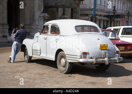 Voiture Chevrolet blanc américain classique, La Havane, La Habana Vieja, Cuba Banque D'Images