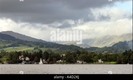 Une vue sur le lac Windermere, le Lake District, en Angleterre Banque D'Images