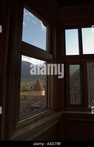 À l'intérieur dans le cadre de fenêtre, Castel Aubange, Tyrol du Sud, Italie Banque D'Images