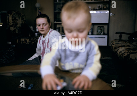 Une mère sans-abri de 17 ans avec son enfant, UK 1986 Banque D'Images