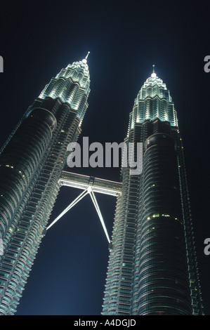 Les Tours Petronas, le centre ville de Kuala Lumpur (KLCC), la Malaisie a terminé 1998. 452 mètres de haut (1,483ft) et 88 étages. Banque D'Images