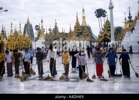 Balayant les nettoyeurs Paya Shwedagon Temple, Yangon, Rangoon, Myanmar, Birmanie Banque D'Images