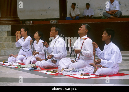 Cinq moines bouddhistes priant dans le Temple Shwedagon Paya, Yangon, Rangoon, Myanmar, Birmanie Banque D'Images