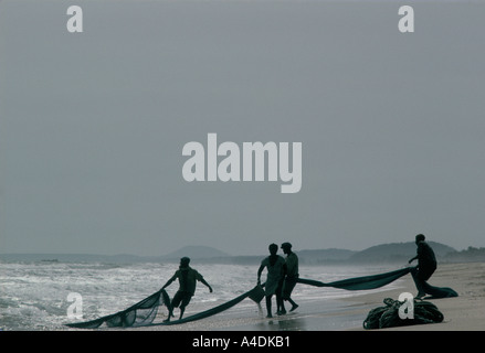 Amener les pêcheurs dans les prises sur la plage Accra, Ghana Banque D'Images