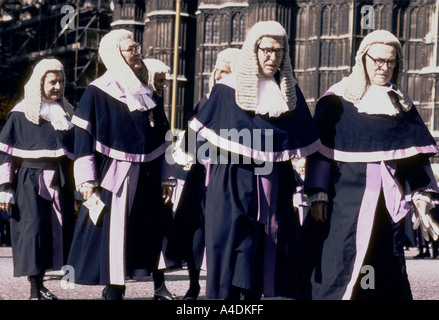 4 juges en grande tenue à pied pour le Lord Chancellor's breakfast, Londres 1982 Banque D'Images