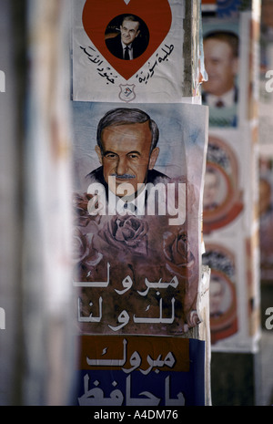 Le culte de la personnalité d'Assad. Des affiches avec amour coeurs & photos d'Assad durant la campagne référendaire, Damas, Dec 1991 Banque D'Images