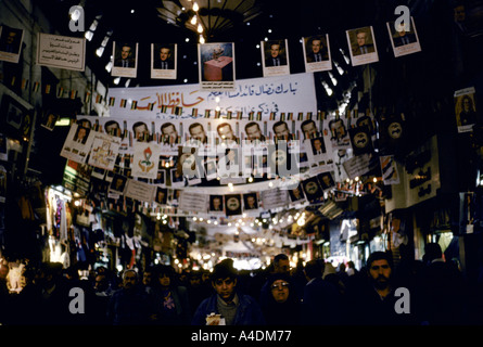 Des affiches du président Assad ornent le marché central de Damas, en Syrie. Le culte de la personnalité du président Assad Banque D'Images