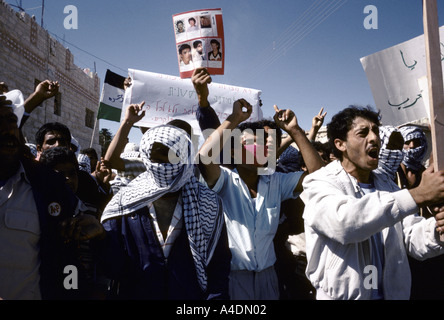 Une Intifada palestinienne demo sur le meurtre de deux jeunes 1988 Banque D'Images