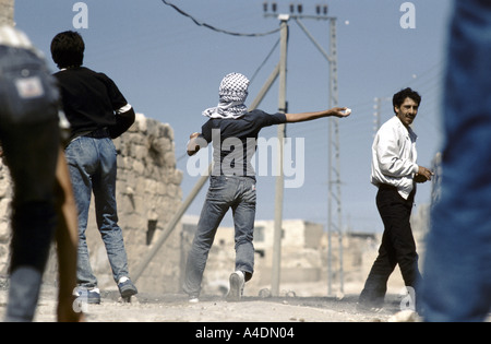 Lancer des pierres à une Intifada palestinienne, Israël 1988 Démonstration Banque D'Images