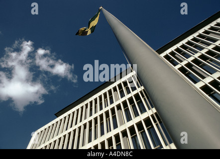 Le drapeau national vole à l'extérieur d'un bâtiment à Kingston, Jamaïque Banque D'Images