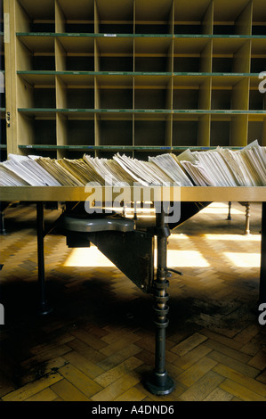 Une pile de lettres situées sur un bureau, en attente d'être triés dans les cases de destination lors d'un conflit des postes Banque D'Images