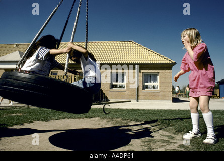 Les enfants sur une balançoire pneu dans une aire de jeux en plein air. Arhus, Danemark Banque D'Images