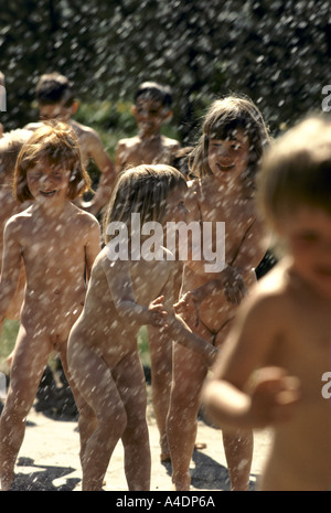 Jouer avec l'eau à l'un des jardins d''Aarhus, Danemark Banque D'Images