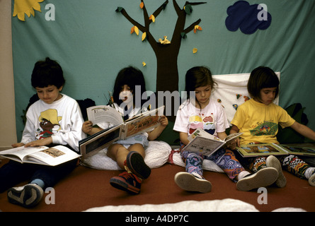 Les jeunes enfants histoire lecture Livres sur le plancher dans un centre de jour à Bologne, Italie Banque D'Images