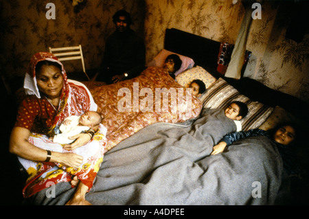 Un Bengali famille vivant à l'étroit logement, East End, Londres, UK Banque D'Images