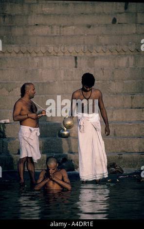 Bain rituel dans le Gange, Varanasi, Inde Banque D'Images