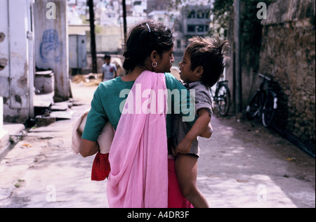 Une mère et son enfant à Udaipur, Rajasthan, Inde Banque D'Images