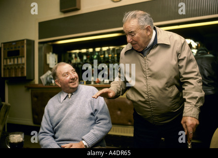 Les hommes âgés dans un pub à Frinton and-sur-Mer Banque D'Images