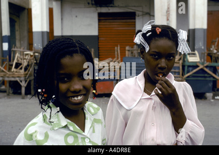 Portrait de deux jeunes filles de Port-au-Prince, Haïti Banque D'Images