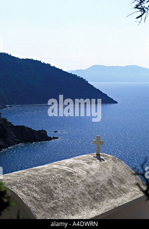 Chapelle Agii Anargiri sur clifftop en regardant vers l'île de Skopelos Alonissos Grèce Banque D'Images