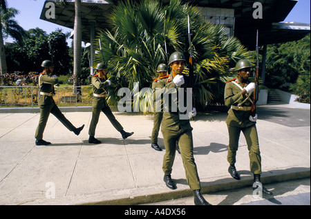 Militaires armées cubaines, marchant à La Havane Banque D'Images