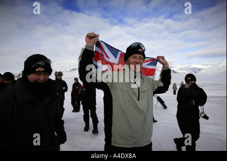 John Wells qui agitait un drapeau Union Jack en tant que gagnant du championnat de golf de glace Drambuie 2004 en Norvège Banque D'Images