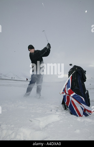 Jason Nichols pris le départ sur la glace au championnat de golf de glace Drambuie 2004 en Norvège Banque D'Images