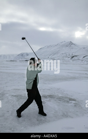 John Wells (UK), le gagnant du championnat de golf de glace 2004 Drambuie, Svalbard, Norvège Banque D'Images