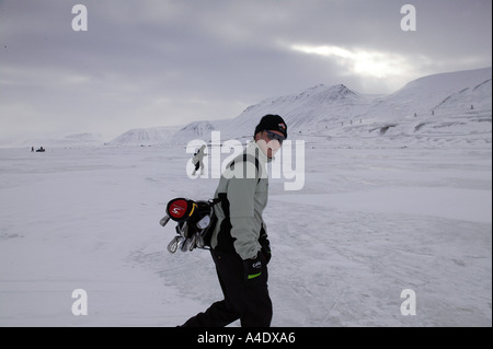 John Wells (UK), le gagnant du championnat de golf de glace 2004 Drambuie, Svalbard, Norvège Banque D'Images