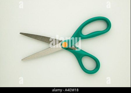 Paire de ciseaux ouvert sur fond blanc Banque D'Images