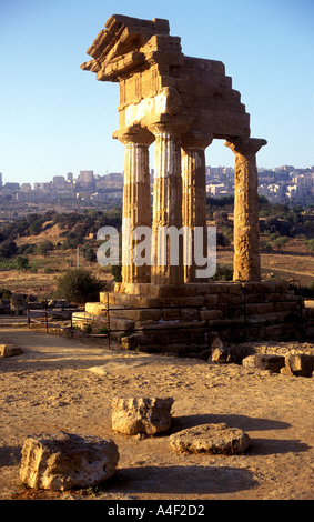 Le temple de Castor et Pollux Dioscures Vallée des Temples Agrigente Sicile Italie Banque D'Images