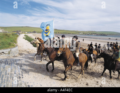 Dh Équitation des Marches KIRKWALL ORKNEY Riders quitter Scapa beach Banque D'Images