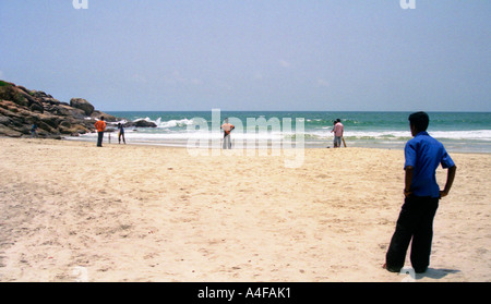 Les garçons à jouer au cricket sur la plage à Kovalam, dans le Kerala, Inde Banque D'Images