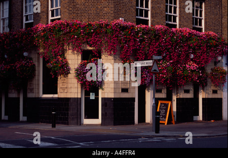 La Couronne et Anchor pub sur Chiswick High Road avec des fleurs roses, Chiswick, Royaume-Uni Banque D'Images