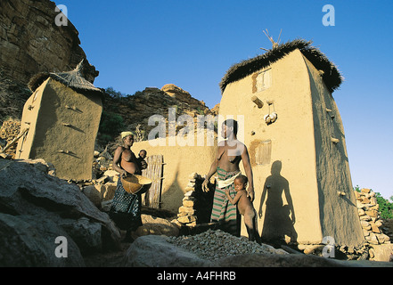 Les femmes Dogon avec les enfants à Kundu Village, Bandiagara, Mali. Banque D'Images