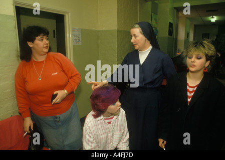 Nonne travaillant dans la communauté Daughters of Charity une auberge pour femmes appelée le passage. Nonne disant à la femme de se défaire pour mauvais comportement 1980S 80s Londres Royaume-Uni Banque D'Images