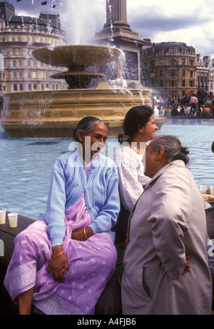 Femmes asiatiques Royaume-Uni Moyen âge Hindu asiatiques bavardant Londres Trafalgar Square Angleterre. HOMER SYKES des années 2004 2000 Banque D'Images