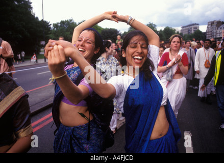 Adolescentes jeunes femmes festival hindou de Londres a mélangé des personnes ethniques diverses. Hare Krishna les dévots de Krishna dansent vers le bas Park Lane Londres Angleterre 2004 Royaume-Uni. Banque D'Images