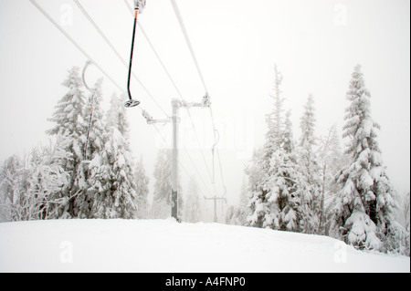 La Norvège, Oslo, Holmenkollen. Barre de remorquage de ski couvert de glace sur les pentes de la Tryvann Skifield, dans la zone Holmenkollen. Banque D'Images