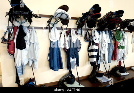 Le vestiaire des jockeys à Lingfield Park racecourse avec leur matériel prêt à l'action Banque D'Images