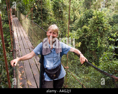 Malaisie Bornéo Sabah Danum Valley Tourist sur rainforest treetop walkway Banque D'Images