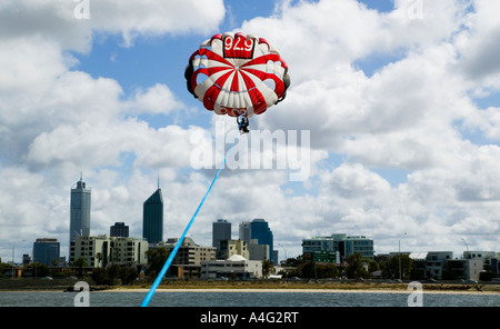 Para-voile sur la rivière Swan avec derrière le centre-ville de Perth, Australie occidentale. Novembre 2005. Banque D'Images