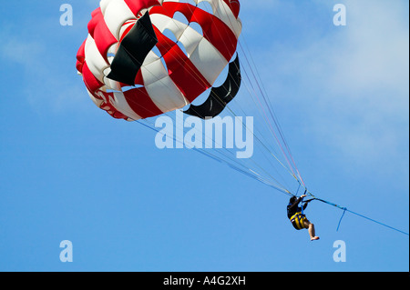 Haut le parachute ascensionnel sur fond de ciel bleu et nuages Banque D'Images