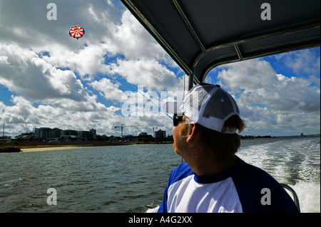 Para-voile sur la rivière Swan avec derrière le centre-ville de Perth, Australie occidentale. Novembre 2005. Banque D'Images