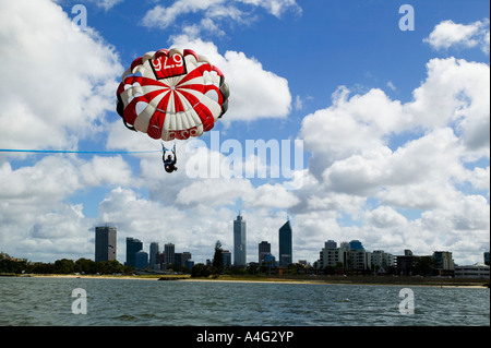 Para-voile sur la rivière Swan avec derrière le centre-ville de Perth, Australie occidentale. Novembre 2005. Banque D'Images