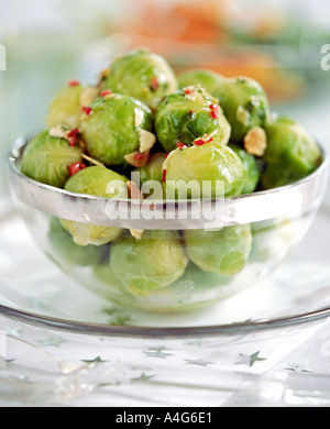 Choux de Bruxelles avec des amandes effilées et de piment garnir Banque D'Images