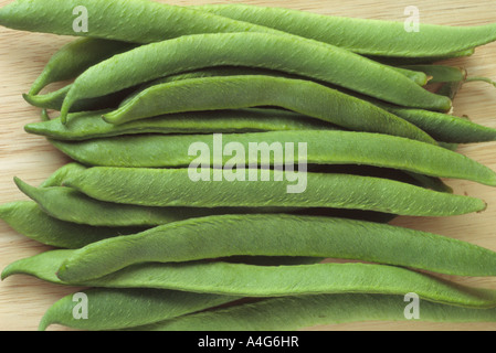 Phaseolus coccineus 'Sunset' (haricots) Close up de plusieurs gousses de haricots cueillis. Banque D'Images