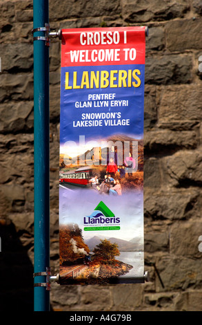 Langue Bilingue Anglais gallois signe touristique colorée à Llanberis Gwynedd Snowdonia dans le Nord du Pays de Galles UK Banque D'Images