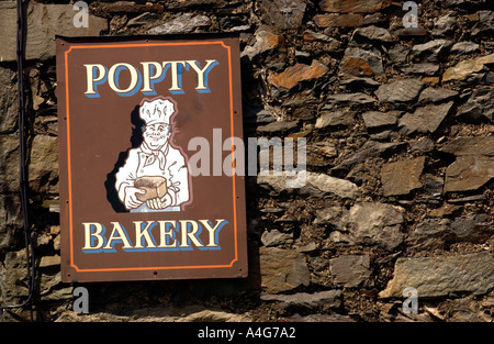 Langue Bilingue Anglais gallois signe extérieur bakery à Llanberis Gwynedd Snowdonia dans le Nord du Pays de Galles UK Banque D'Images